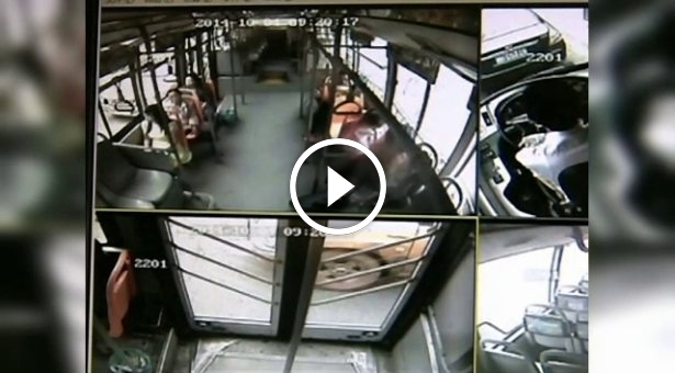 Momente DISPERATE dintr-un autobuz cand in mana unei femei ii EXPLODEAZA smartphone-ul !