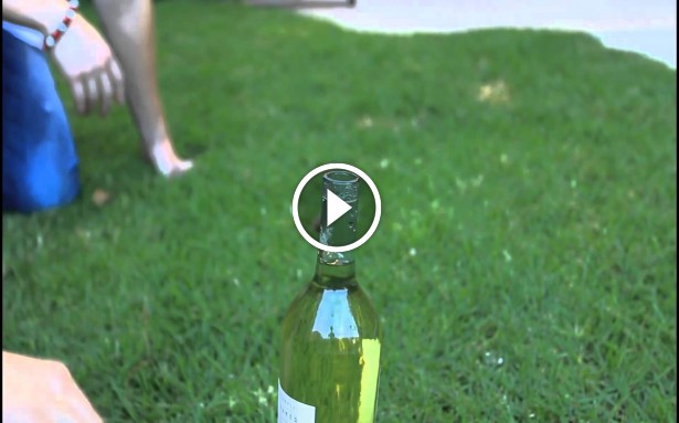 Iata cum poti deschide un vin fara sa atingi sticla sau dopul
