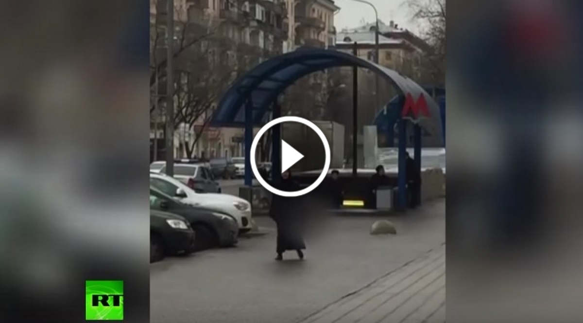Cutremurator! Primele imagini cu bona din Moscova care a decapitat copilul de care trebuia sa aiba grija. A mers apoi cu capul la metrou, strigand “Allah Akbar”