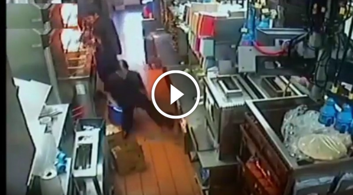 Video brutal! Angajat McDonald’s cade în găleata cu ulei încins