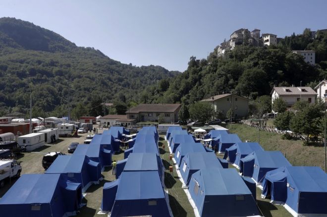 2500 de persoane ramase fara adapost dupa cutremurul din Italia,vor primi de la statul italian cabane din lemn!