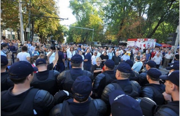 Proteste la Chişinău, în ziua celebrării a 25 de ani de la obţinerea independenţei de către Republica Moldova. Poliţia a folosit gaze lacrimogene