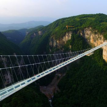 La doar 13 zile de la inaugurare podul de sticla din China a fost inchis!!!!