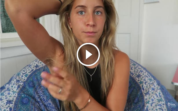 VIDEO Tipa asta nu a folosit deodorant timp de un an! Ce s-a intamplat in corpul ei!