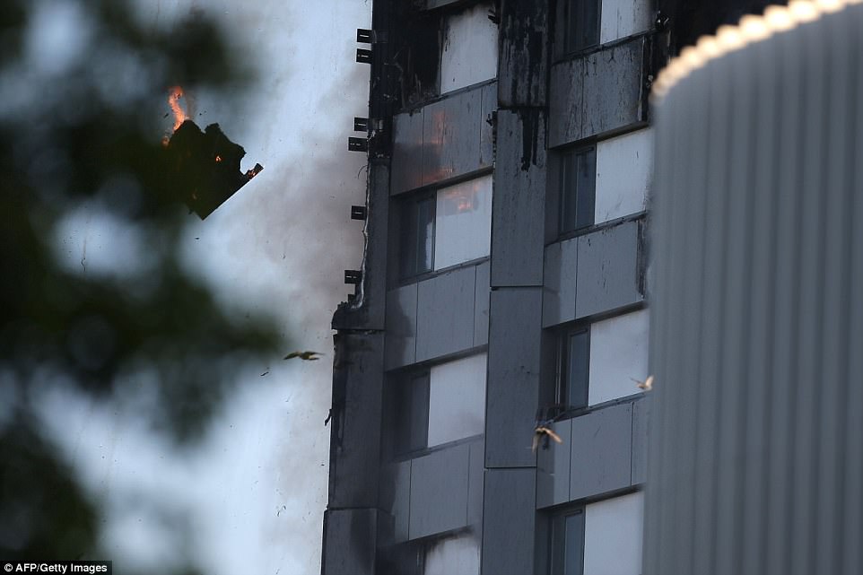 Incendiu devastator a unui bloc cu 600 de locuitori din  Grenfell Tower in  West Lancaster ,vestul Londrei,ce s-a soldat cu 12 morti si 50 de raniti!!!!!!!